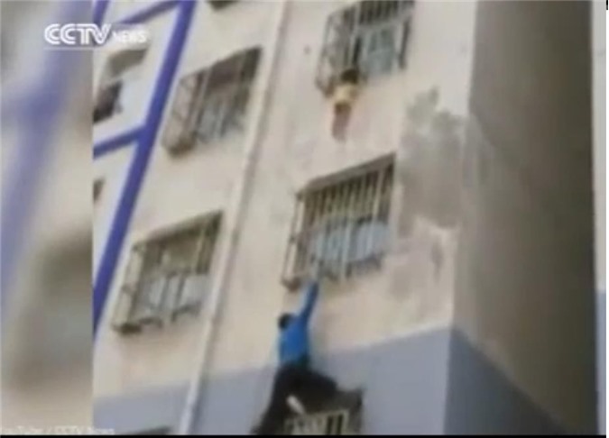 "Người nhện" leo nhà tầng cứu bé trai 2 tuổi lơ lửng trên cửa sổ