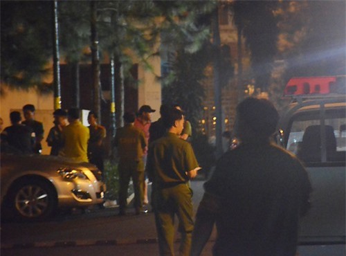 Người nước ngoài khống chế 2 con cố thủ trong chung cư ở Sài Gòn