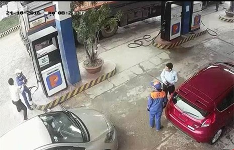 Tạm đình chỉ cán bộ ngân hàng đánh nữ nhân viên cây xăng