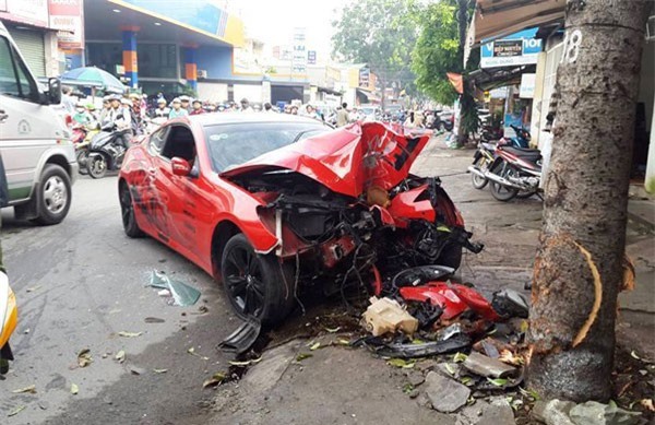 "Xế hộp" húc cây xanh, người dân dùng xà beng cậy cửa giải cứu tài xế