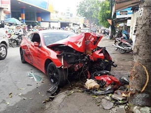 "Xế hộp" húc cây xanh, người dân dùng xà beng cậy cửa giải cứu tài xế