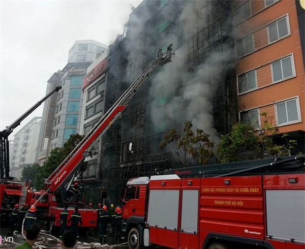 Cháy lớn trên phố Trần Thái Tông: Mặt tiền nhiều căn nhà bị thiêu rụi