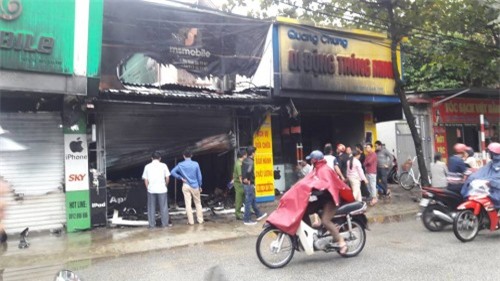 Cháy lớn trong mưa lũ, nhiều cửa hàng bị thiêu rụi