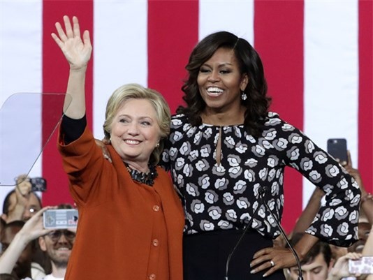 Clinton "bật đèn xanh" dành ghế nội các cho bà Obama