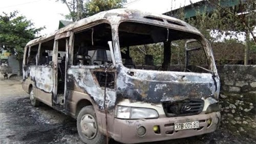 Đang đỗ ở sân, xe khách bất ngờ bốc cháy dữ dội trong đêm