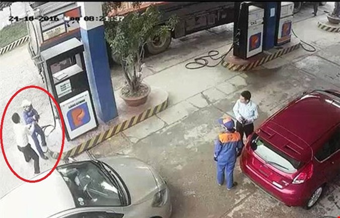Tạm đình chỉ công tác cán bộ đánh nữ nhân viên cây xăng
