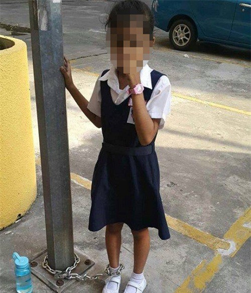 Người mẹ xích chân con gái vào cột đèn vì bỏ học 