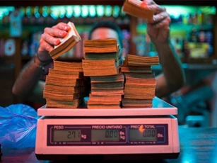 Siêu lạm phát, người dân Venezuela mệt mỏi vì phải cân tiền