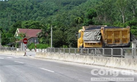 Xe đông lạnh kéo lê người phụ nữ 10 mét trên mặt đường