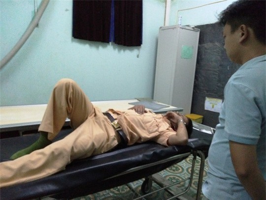 Xe máy tông thẳng vào tổ công tác, một CSGT chấn thương sọ não