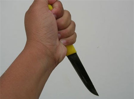 3 đối tượng kề dao vào cổ thanh niên, táo tợn cướp iPhone