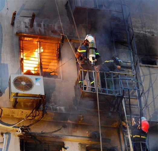 Cháy ở phố Trần Thái Tông: Vì sao không thể cứu nạn nhân ra ngoài?