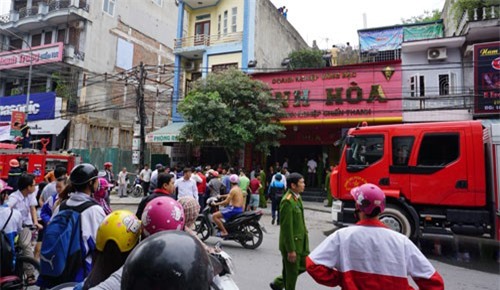 Cháy tiệm vàng giữa phố, người dân hoảng loạn
