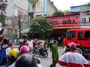 Cháy tiệm vàng giữa phố, người dân hoảng loạn