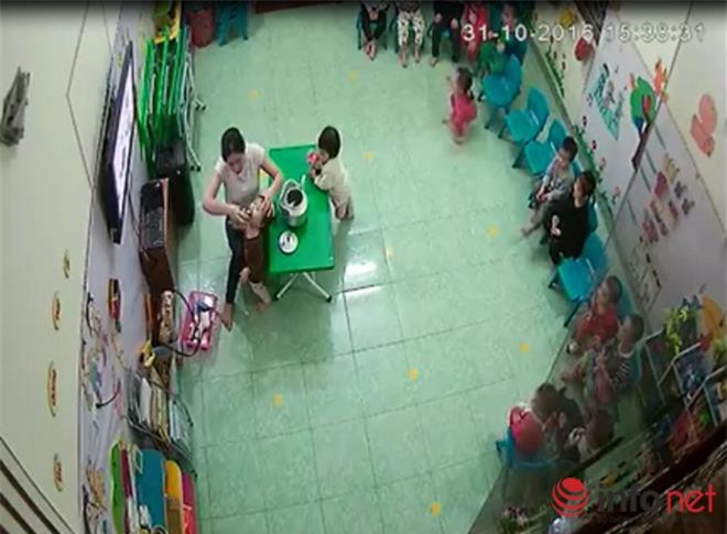 Cô giáo mầm non dồn dập đổ sữa vào miệng, đá trẻ khi ngủ