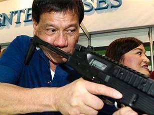 Duterte "phản pháo" việc Mỹ ngừng bán súng cho Philippines