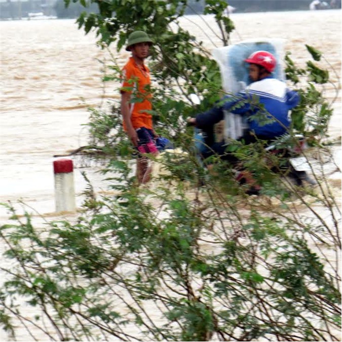 Lật thuyền, một nữ sinh lớp 12 bị lũ cuốn trôi