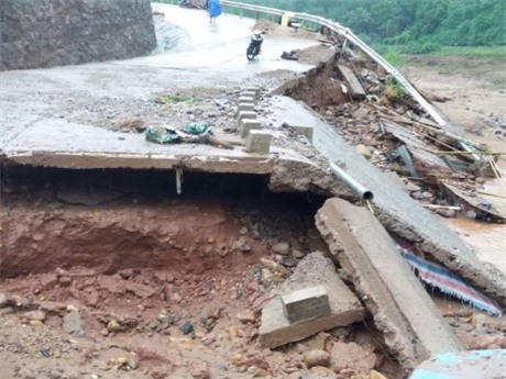 Lũ cuốn sập cầu Húc Nghì Quảng Trị, gần 100 hộ dân bị cô lập