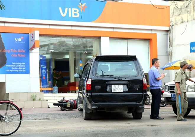 Mâu thuẫn lúc giao dịch, người đàn ông ném lựu đạn cay vào ngân hàng 