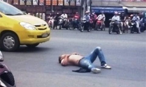 Nam thanh niên "ngáo đá" ra đường đập phá ôtô