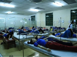 Sau bữa ăn chiều, hàng trăm công nhân nhập viện nghi ngộ độc