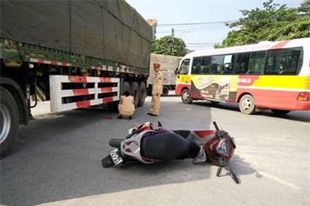 Xe đầu kéo tông xe máy, bé gái 14 tuổi bị cán qua người nguy kịch