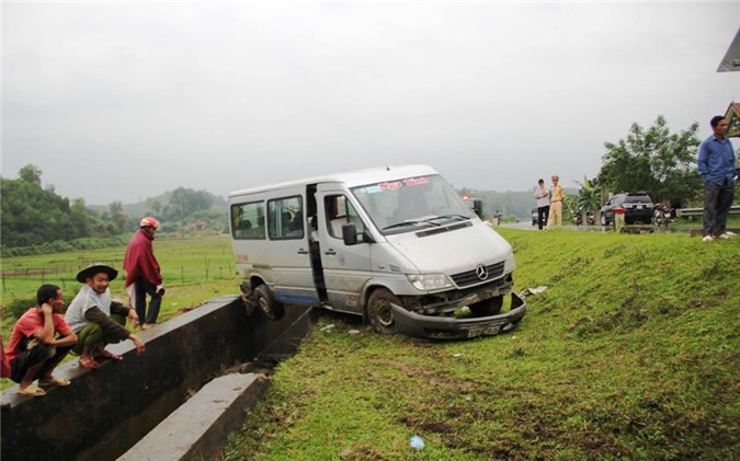 Xe mất lái mắc kẹt dưới mương nước, hành khách hoảng hồn