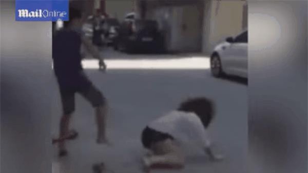 Đánh bạn gái gãy răng vì không chịu vào khách sạn