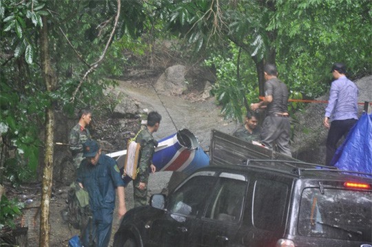 Đưa xác máy bay rơi ở Vũng Tàu xuống núi để điều tra