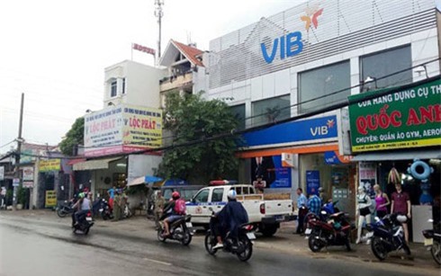 Người đàn ông ném lựu đạn cay vào ngân hàng, nhân viên tháo chạy tán loạn