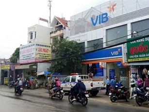 Người đàn ông ném lựu đạn cay vào ngân hàng, nhân viên tháo chạy tán loạn