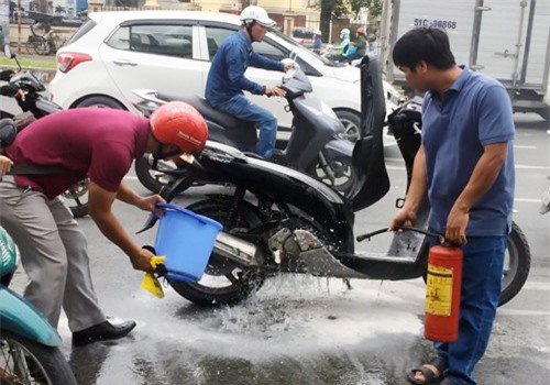 Người dân Sài Gòn tạt nước cứu SH bốc cháy giữa đường