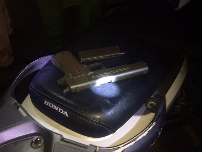 Thanh niên đi xe SH liều lĩnh giấu súng ngắn trong cốp