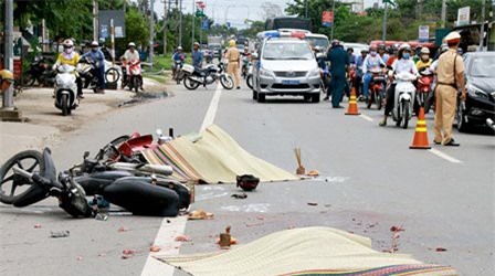 Xe tải cán qua người, 2 nạn nhân chết thảm