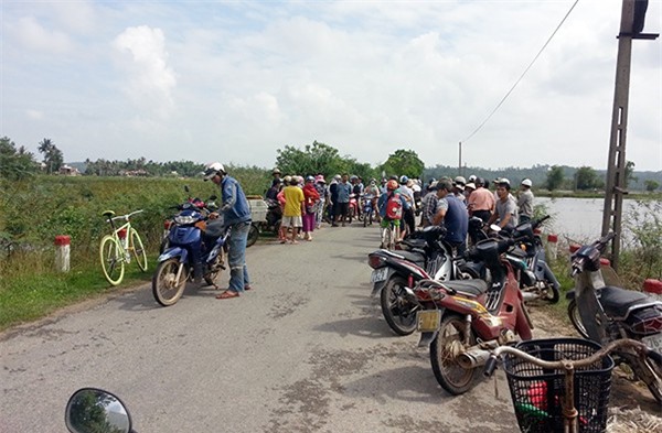 Bàng hoàng người bán vé số nghèo chết bên đường