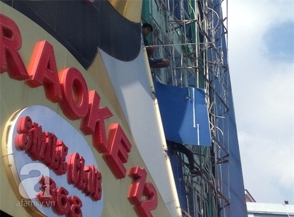 Cháy quán karaoke ở Hà Nội: Ra quân tháo gỡ hàng loạt biển quảng cáo "khủng"