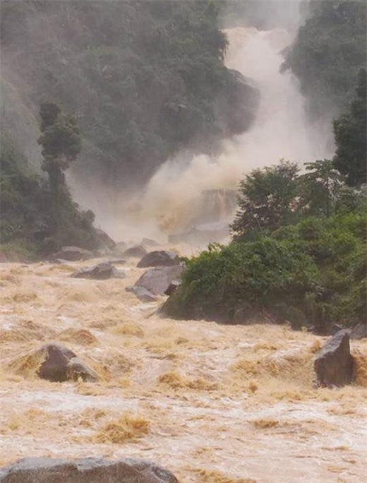 Mưa lũ đặc biệt nghiêm trọng, tàn phá miền Trung