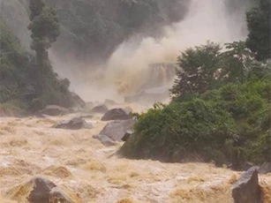 Mưa lũ đặc biệt nghiêm trọng, tàn phá miền Trung
