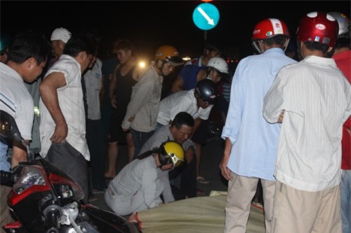 Người thân khóc ngất bên thi thể người đàn ông gặp tai nạn