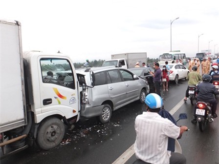 Ôtô đâm liên hoàn trên cầu, giao thông ùn tắc trầm trọng
