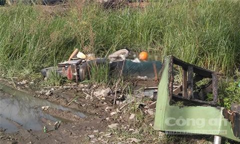 Phát hiện thi thể đàn ông chết trong tư thế ôm xe máy không biển