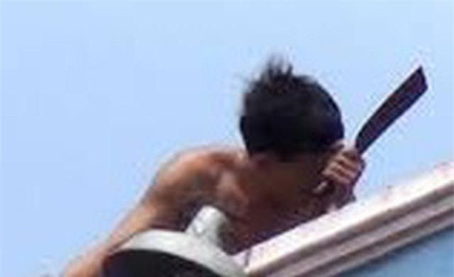 Thanh niên đập phá tiệm sửa xe rồi dùng dao tự đâm mình đến chết