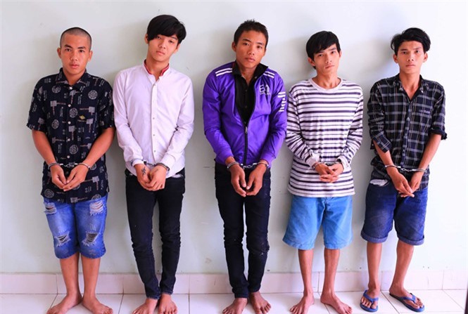 Thiếu tiền "đập đá", 5 thanh niên rủ nhau đi cướp giật