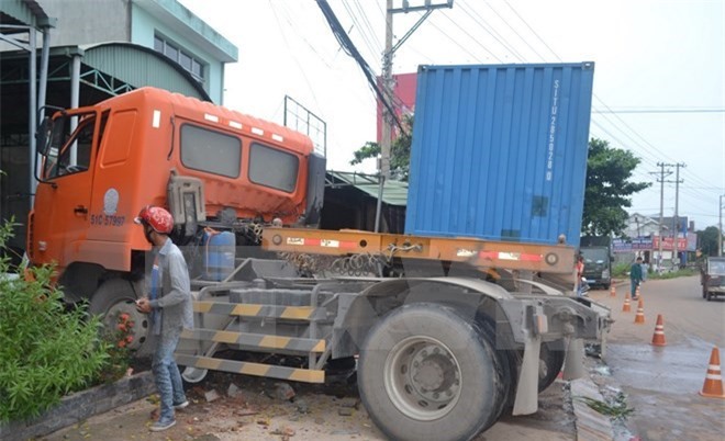 Xe đầu kéo mất lái đâm vào quán ăn, 2 phụ nữ chết thảm