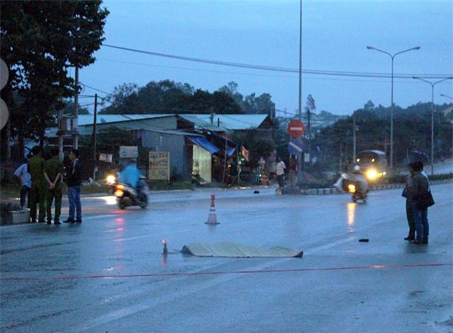 Hoảng hốt thấy nam thanh niên chết cạnh vũng máu giữa đường