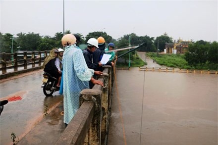 Một học sinh lớp 11 ở Gia Lai mất tích nghi lũ cuốn trôi