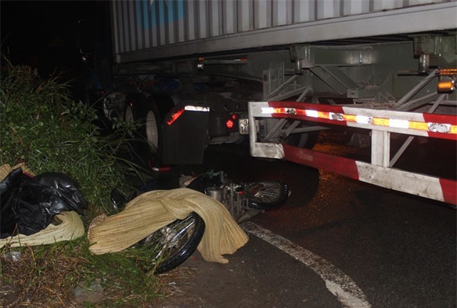 Tai nạn kinh hoàng, container cán 2 người chết thảm