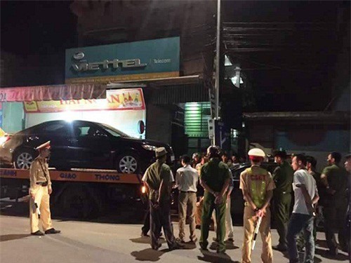 Cảnh sát đột kích sòng bạc, con bạc ôm tiền chạy toán loạn