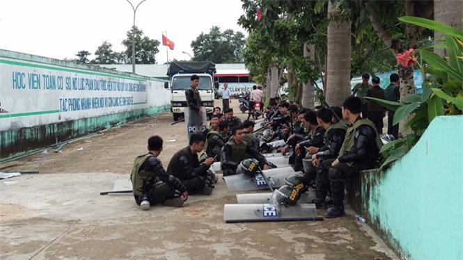 Điều cảnh sát cơ động ngăn chặn học viên cai nghiện gây náo loạn