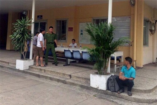 Xế hộp "ủi bay" 2 xe máy rồi lao thẳng vào nhà dân bên đường